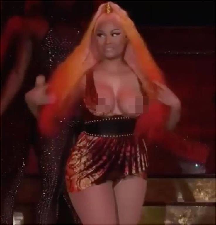 Αποκαλύφθηκε όλο το στήθος της Nicki Minaj πάνω στη σκηνή και δεν φαντάζεστε τι έκανε! (vid+pics)