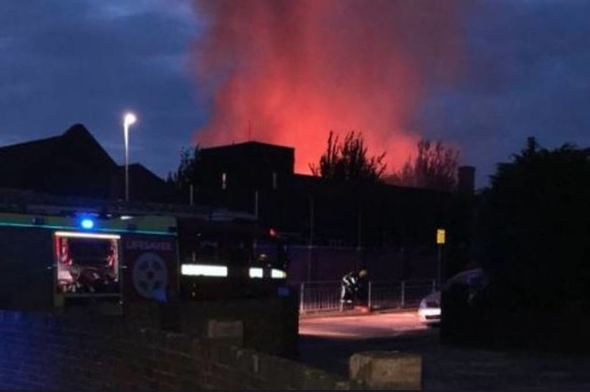 ΕΚΤΑΚΤΟ: Μεγάλη φωτιά ΤΩΡΑ σε δημοτικό σχολείο στο Λονδίνο