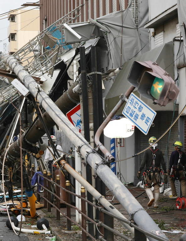 Ιαπωνία: Τουλάχιστον έξι νεκροί από το σφοδρότατο πέρασμα του τυφώνα Τζέμπι (pics&vid)