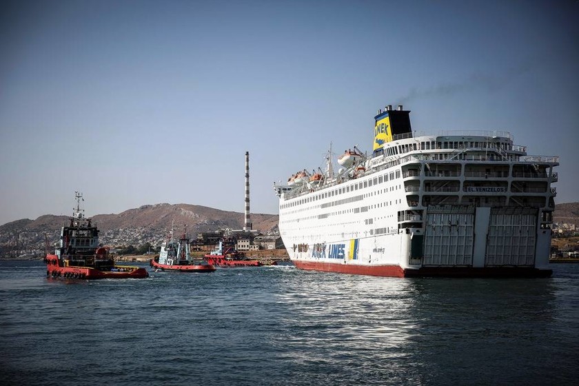 Σε ναυπηγείο του Περάματος για επισκευές το «Ελευθέριος Βενιζέλος» (pics)