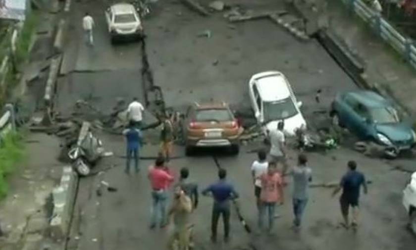 Ινδία: Κατάρρευση γέφυρας την Καλκούτα - Πληροφορίες για πέντε νεκρούς (pics+vid)