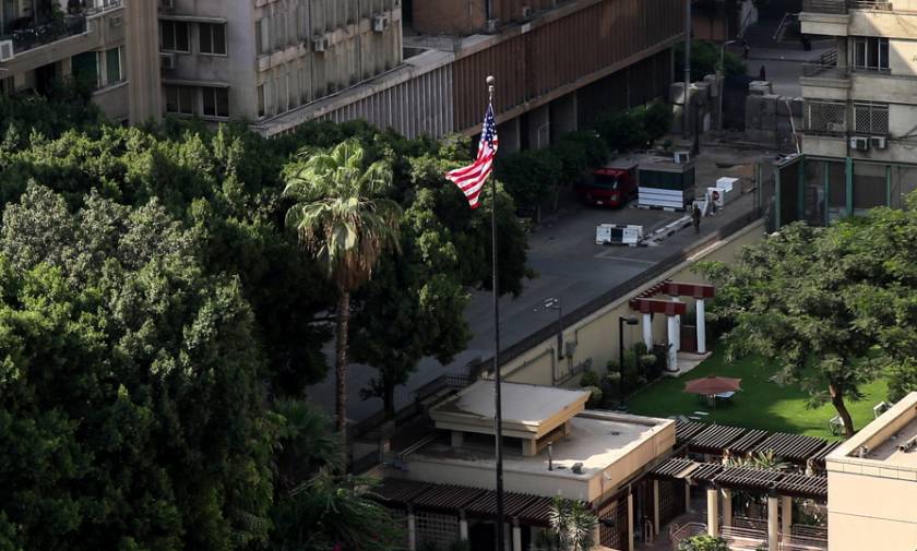 Βίντεο - σοκ: Βομβιστής αυτοκτονίας ανατινάσσεται έξω από την αμερικανική πρεσβεία στο Κάιρο