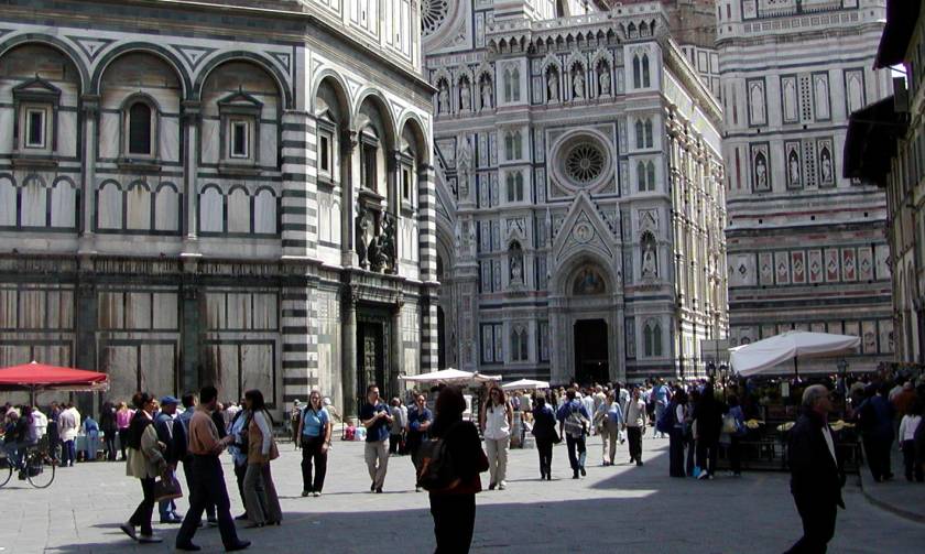 Φλωρεντία: Απαγορεύει στους τουρίστες να τρώνε στους δρόμους