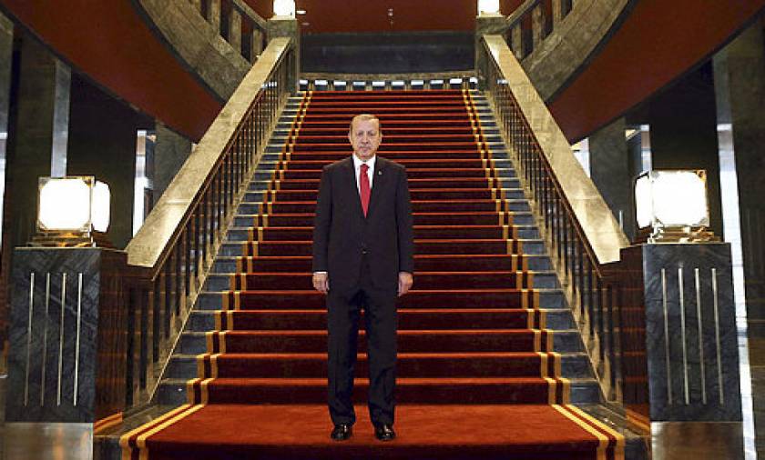 H τουρκική οικονομία καταρρέει κι ο Ερντογάν χτίζει νέο παλάτι