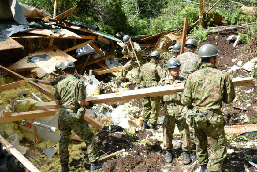 Ιαπωνία: Εικόνες Aποκάλυψης από το φονικό σεισμό - Κατέρρευσαν λόφοι και ξεριζώθηκαν σπίτια (vids)