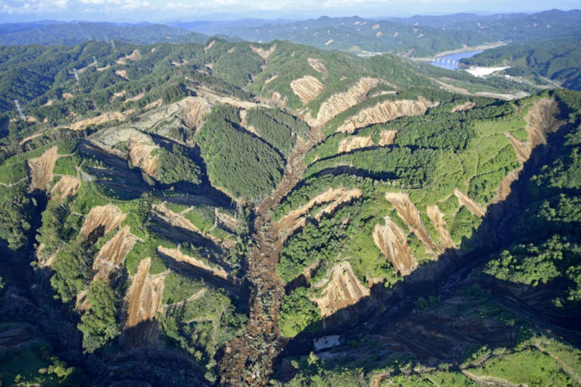 Ιαπωνία: Εικόνες Aποκάλυψης από το φονικό σεισμό - Κατέρρευσαν λόφοι και ξεριζώθηκαν σπίτια (vids)