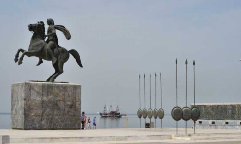 Άγνωστοι βεβήλωσαν το άγαλμα του Μεγάλου Αλεξάνδρου στην παραλία της Θεσσαλονίκης (pics)