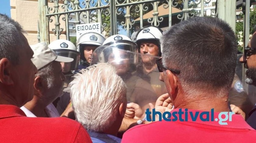 ΔΕΘ 2018: Ένταση έξω από το υφυπουργείο Μακεδονίας - Θράκης από μέλη της ΠΟΕΔΗΝ (vid)
