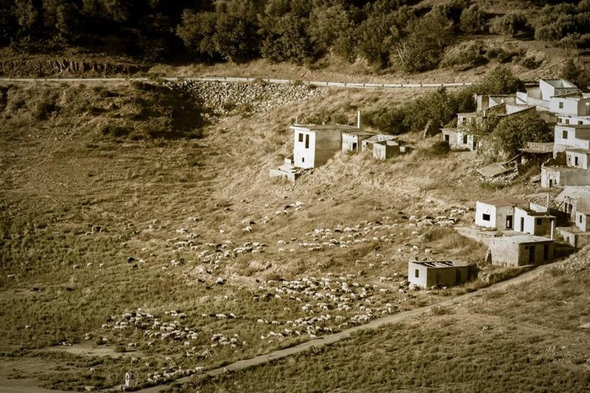 Αυτό είναι το χωριό της Κρήτης που βυθίζεται αργά αλλά... σταθερά (pics)