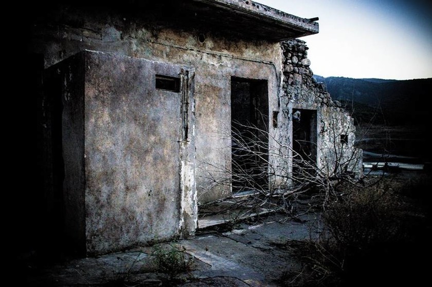 Αυτό είναι το χωριό της Κρήτης που βυθίζεται αργά αλλά... σταθερά (pics)