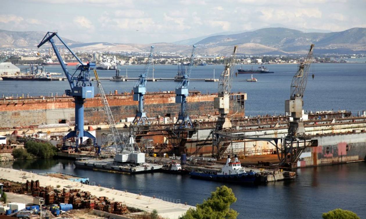 Συναγερμός στα ναυπηγεία Ελευσίνας: Ημιβυθίστηκε πλωτή δεξαμενή - Φόβοι για θαλάσσια ρύπανση