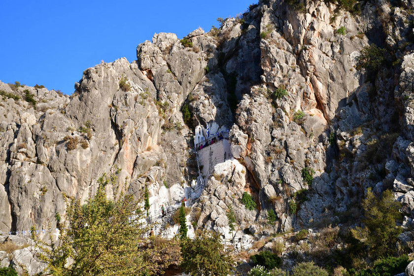 Ναύπλιο: Ένα εξωκλήσι κυριολεκτικά χωμένο στα βράχια (pics)