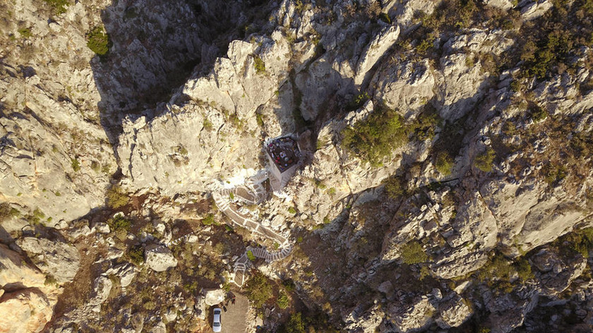 Ναύπλιο: Ένα εξωκλήσι κυριολεκτικά χωμένο στα βράχια (pics)