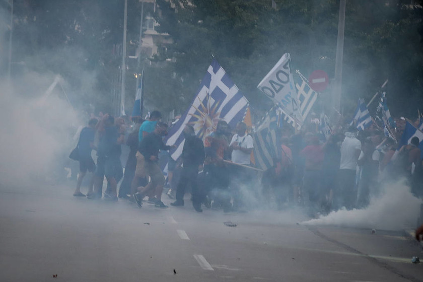 Αποπνικτική η ατμόσφαιρα στη Θεσσαλονίκη: Επεισόδια και χημικά στο συλλαλητήριο (Pics)