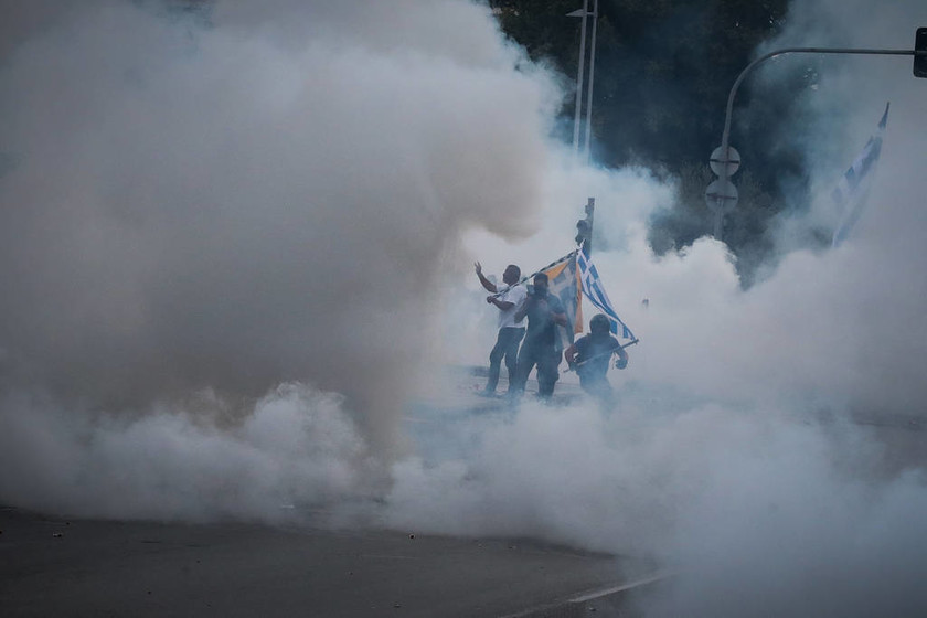 Αποπνικτική η ατμόσφαιρα στη Θεσσαλονίκη: Επεισόδια και χημικά στο συλλαλητήριο (Pics)
