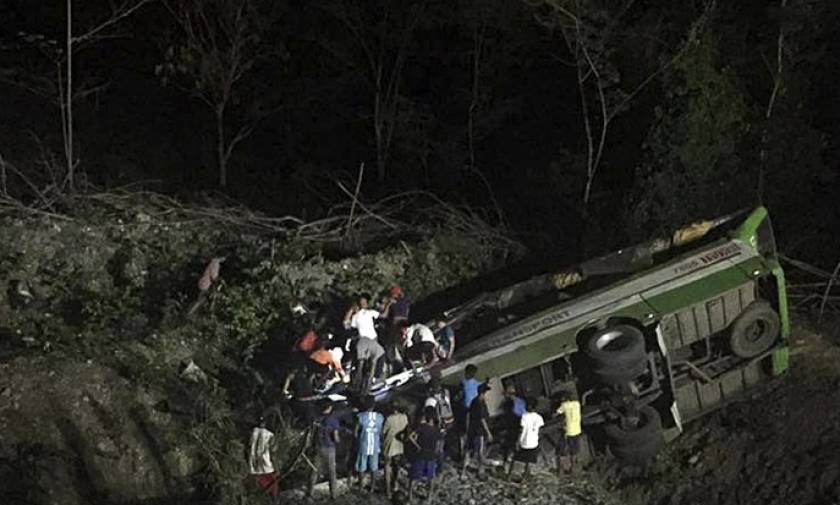 Τραγωδία στην Ινδονησία: Λεωφορείο έπεσε σε γκρεμό - Τουλάχιστον 21 νεκροί