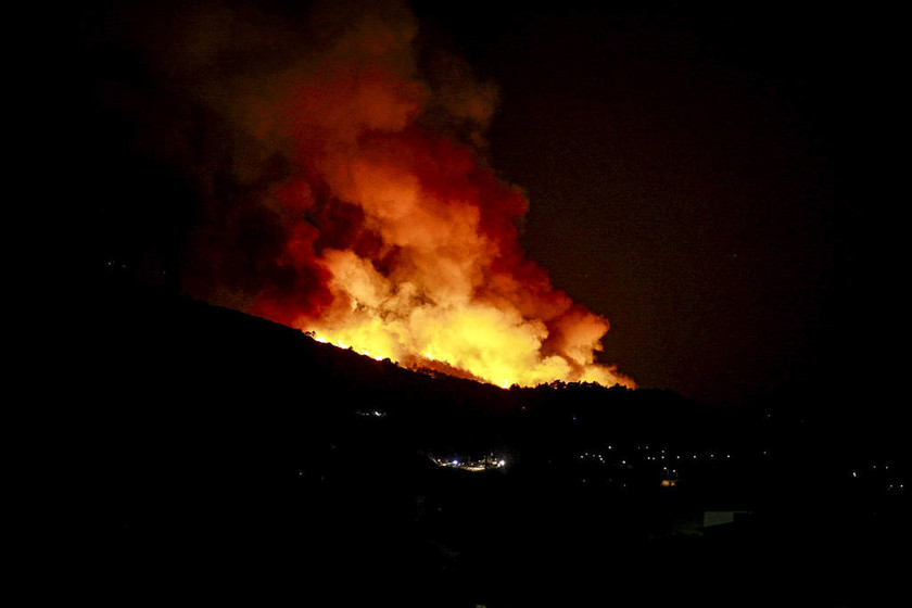 Επί ποδός η Πυροσβεστική: Μεγάλη φωτιά σε δύσβατη περιοχή στη Σάμο (vid)