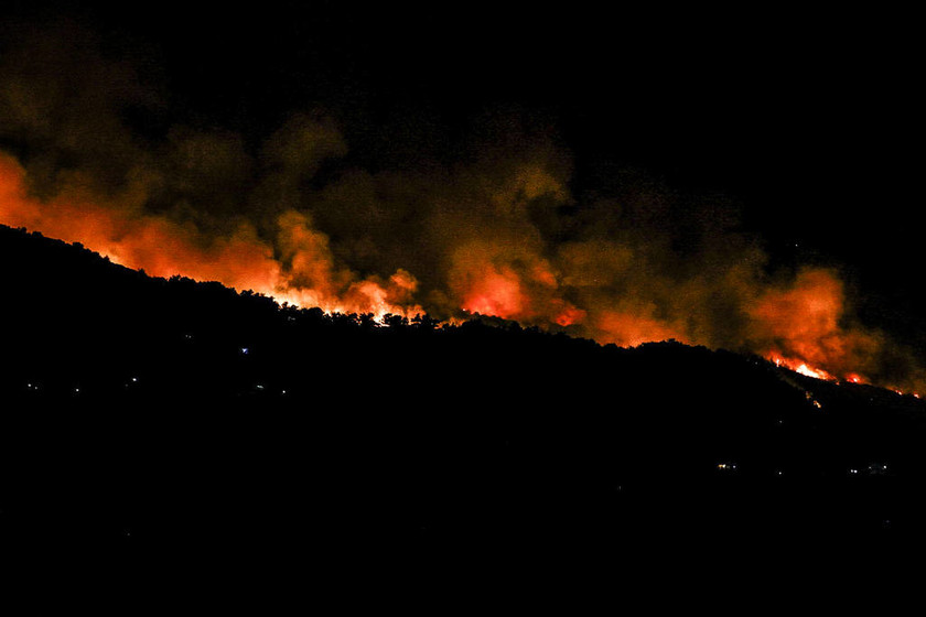 Επί ποδός η Πυροσβεστική: Μεγάλη φωτιά σε δύσβατη περιοχή στη Σάμο (vid)