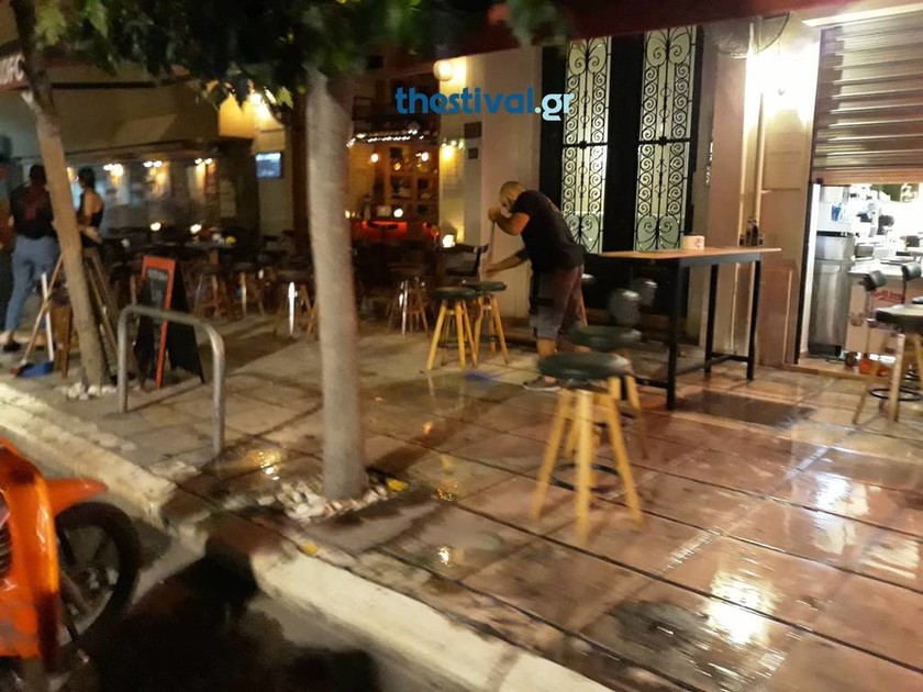 Επεισόδια Θεσσαλονίκη: Κουκουλοφόροι τα έκαναν γυαλιά καρφιά σε καφετέριες στην παραλιακή (pics)