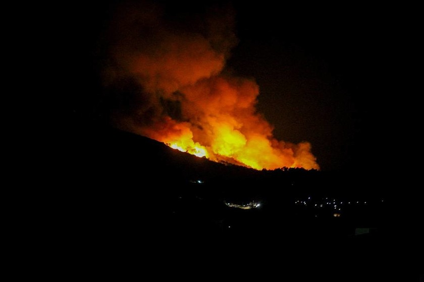 Φωτιά: Ολονύχτια μάχη με τις φλόγες στον Κέδρο Σάμου - Ενισχύθηκαν οι πυροσβεστικές δυνάμεις