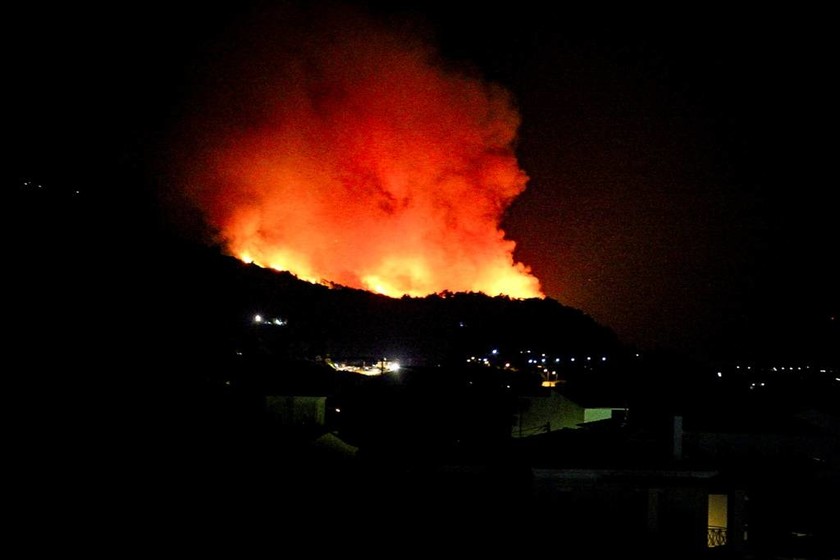 Φωτιά: Ολονύχτια μάχη με τις φλόγες στον Κέδρο Σάμου - Ενισχύθηκαν οι πυροσβεστικές δυνάμεις