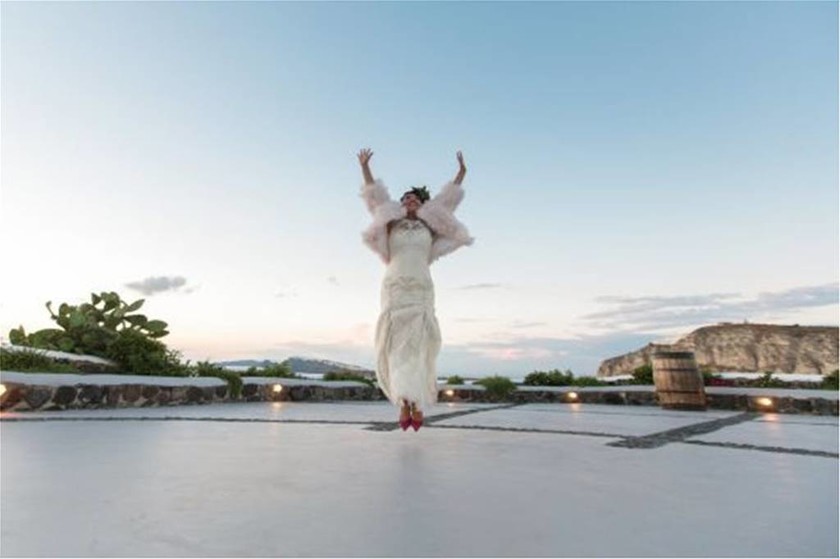 Απίστευτος γάμος στη Σαντορίνη: Την παράτησε ο γαμπρός και δεν φαντάζεστε ποιον παντρεύτηκε! (pics)