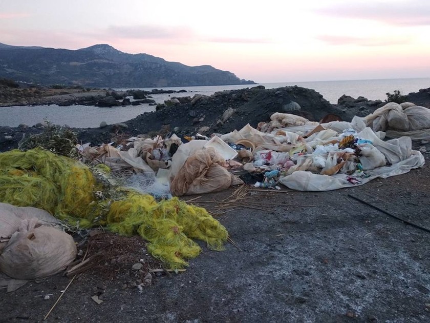 Εικόνες ντροπής στα Χανιά! Παράνομη χωματερή λίγα μέτρα από την παραλία (pics)