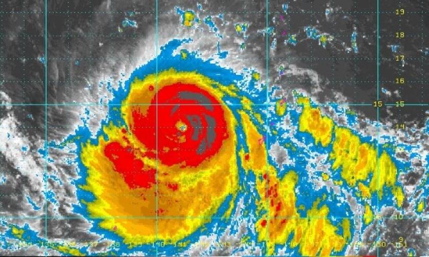 Φονικός υπερκυκλώνας ετοιμάζεται να χτυπήσει τις Φιλιππίνες – Χιλιάδες εγκαταλείπουν τα σπίτια τους