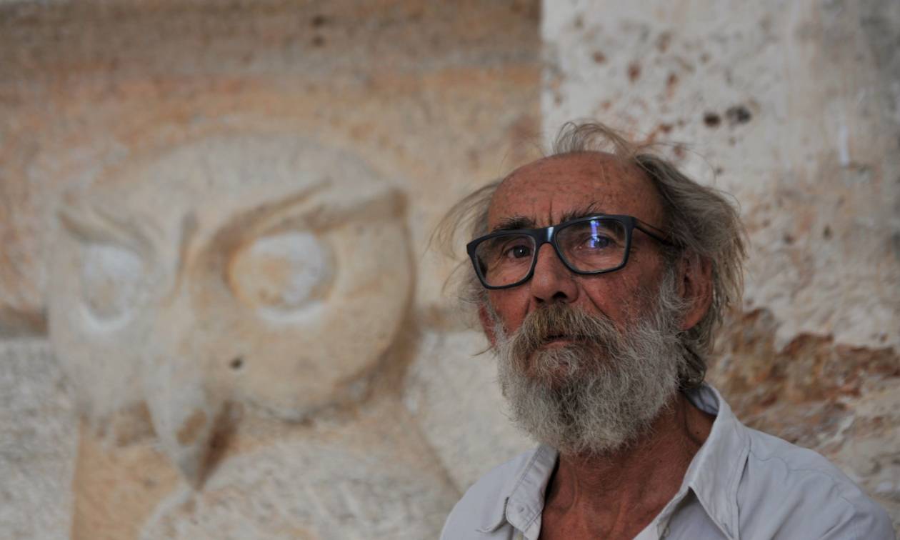 Αλέξανδρος Ζυγούρης: O γλύπτης που δαμάζει την ύλη ζώντας ασκητικά στην άκρη του Αιγαίου
