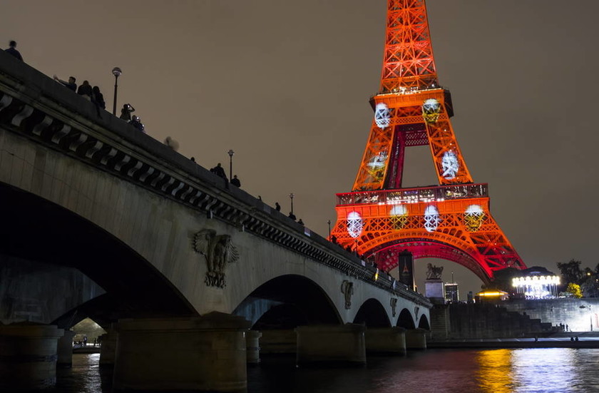 Μοναδικό θέαμα: Ο πύργος του Άιφελ φωτίζεται προς τιμήν της Ιαπωνίας
