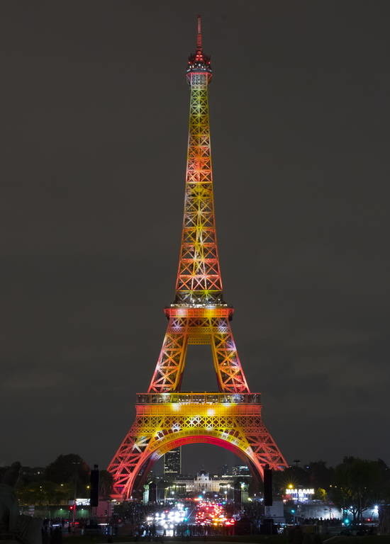 Μοναδικό θέαμα: Ο πύργος του Άιφελ φωτίζεται προς τιμήν της Ιαπωνίας