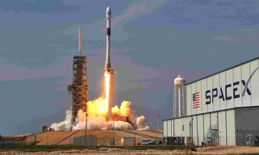 Η Space X βρήκε τον πρώτο της πελάτη για ταξίδι γύρω από τη Σελήνη με το νέο της γιγάντιο πύραυλο!