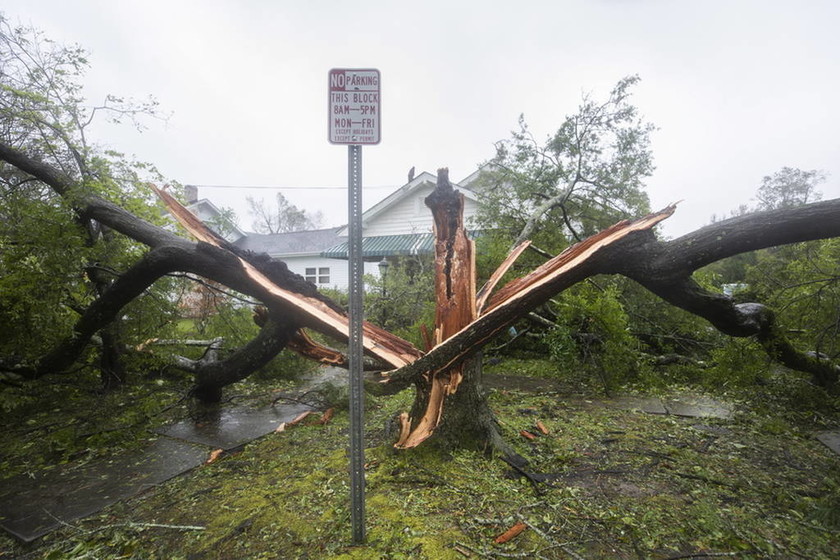 Στο «μάτι» του τυφώνα Φλόρενς οι ΗΠΑ: Εφτά νεκροί - Δεκάδες παγιδευμένοι από τις πλημμύρες (vids)