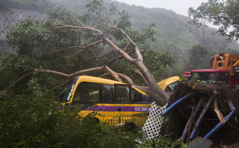 Τυφώνας Μανγκούτ: Χάος και στο Χονγκ Κόνγκ - 30 οι νεκροί στις Φιλιππίνες (pics&vids)