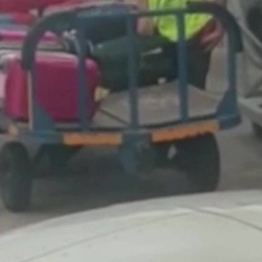 ΠΡΟΣΟΧΗ, μπορεί να συμβεί και σε εσάς: Υπάλληλος αεροδρομίου έκανε κάτι αδιανόητο με τις αποσκευές!