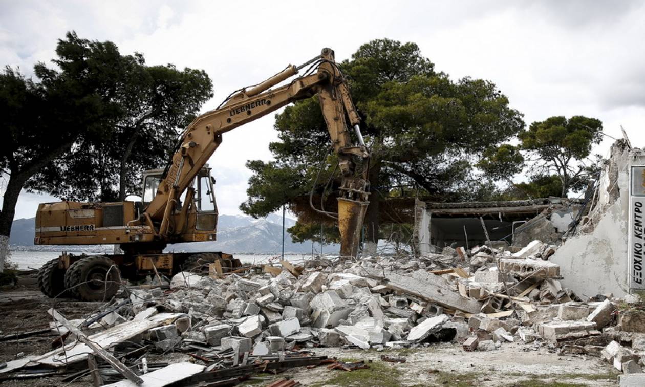 Κατεδαφίζονται δεκάδες αυθαίρετα σε Αιτωλοακαρνανία, Κορινθία, Κεφαλονιά και Αχαΐα