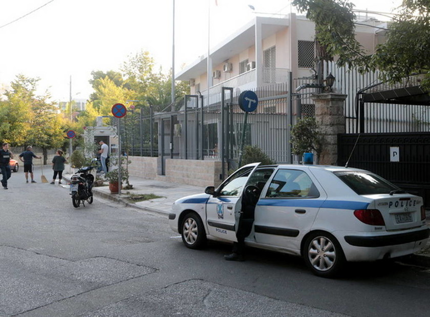 Ρουβίκωνας για την επίθεση στην πρεσβεία: «Μια χαρά αντέδρασε ο φρουρός! Να γάζωνε με το αυτόματο;»