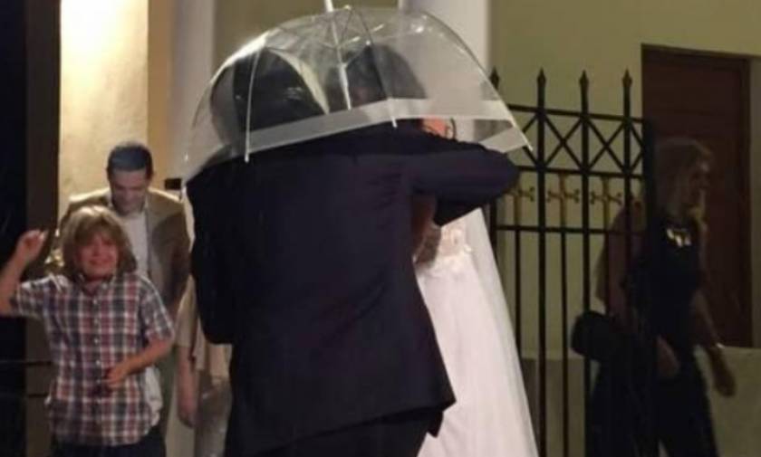 Καλαμάτα: Ζευγάρι πήγε στο γάμο του με ομπρέλα και κράνος για να «προφυλαχτεί» (vid)