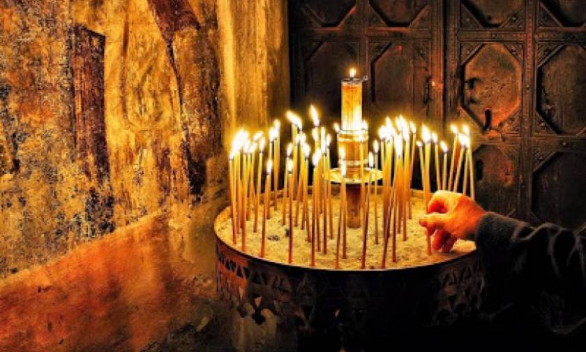 Γιατί δεν πρέπει να σβήνονται γρήγορα τα κεριά που ανάβουν στα μανουάλια οι Χριστιανοί στην Εκκλησία