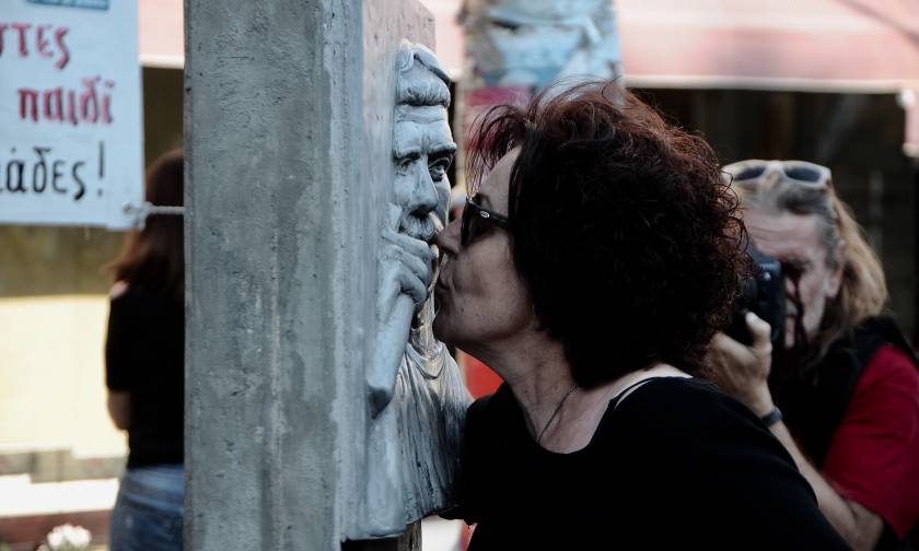 Η Μάγδα Φύσσα στο σημείο της δολοφονίας του Παύλου - Χάιδεψε και φίλησε το μνημείο του γιου της