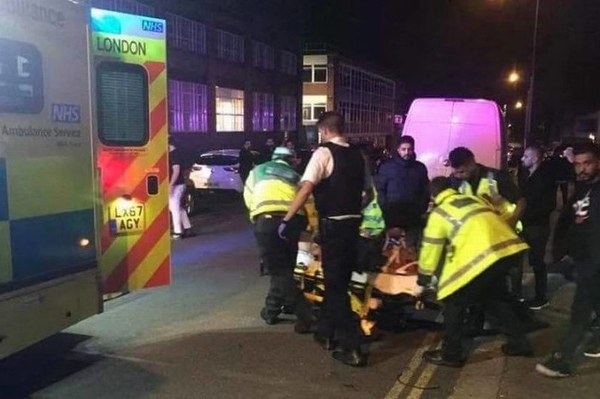 Λονδίνο: Αυτοκίνητο έπεσε πάνω σε πεζούς έξω από τέμενος