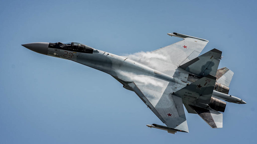 Viral: Τα απίστευτα ακροβατικά ενός ρωσικού μαχητικού SU-35 (vid)