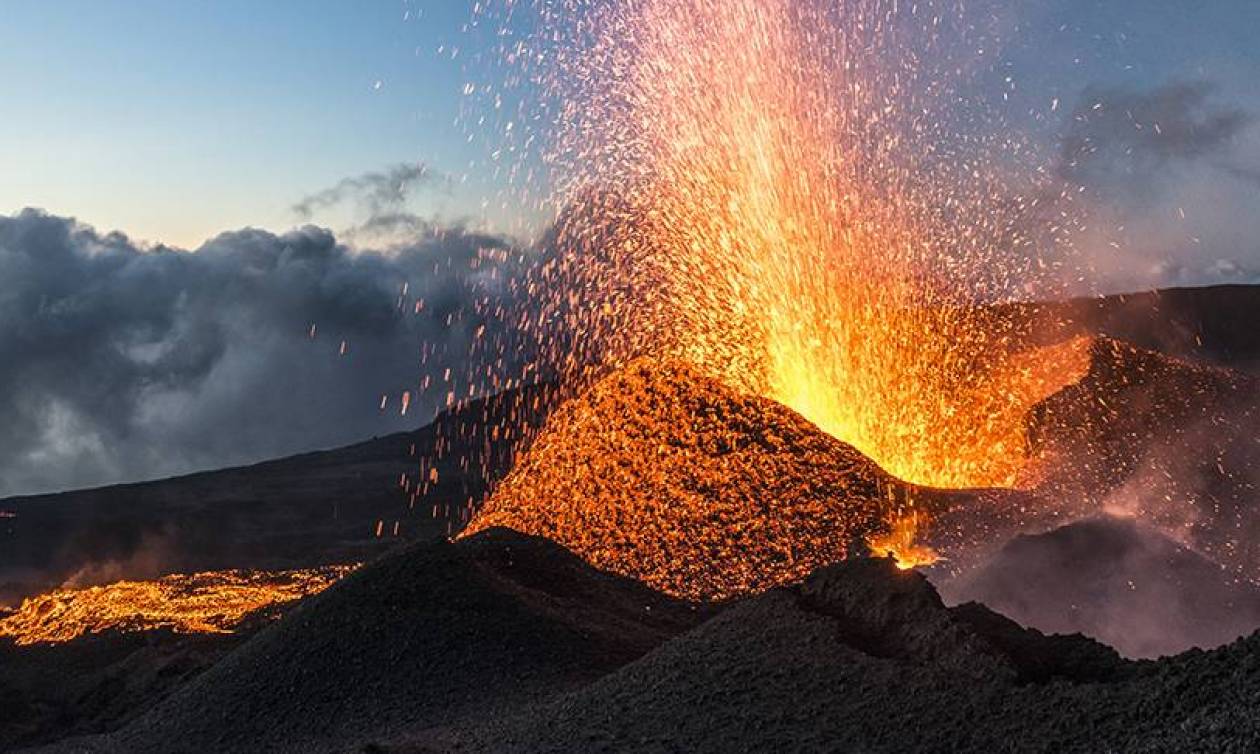 Εντυπωσιακές εικόνες: Καυτή λάβα ξεπηδά από ηφαίστειο στο νησάκι Ρεϋνιόν (vid)