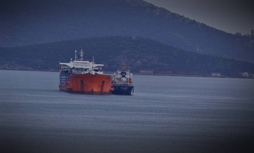 Greek tanker runs aground at Milos port