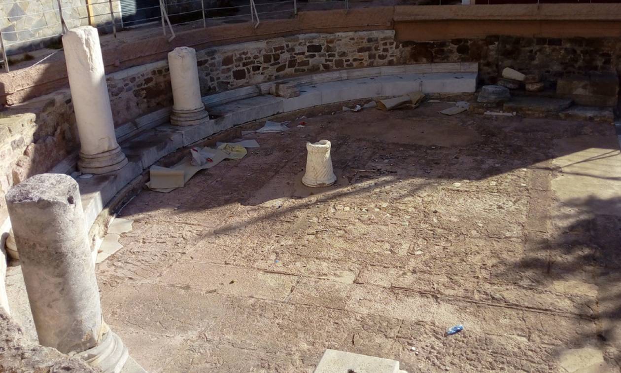 Εικόνες - σοκ σε αρχαιολογικό χώρο στη Μυτιλήνη – Έριξαν λιωμένα κεριά σε ψηφιδωτά