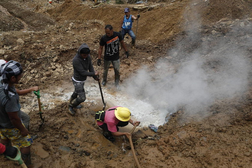 Φιλιππίνες: Μάχη με το χρόνο δίνουν τα σωστικά συνεργεία - Δεκάδες θαμμένοι κάτω από λάσπες (pics)