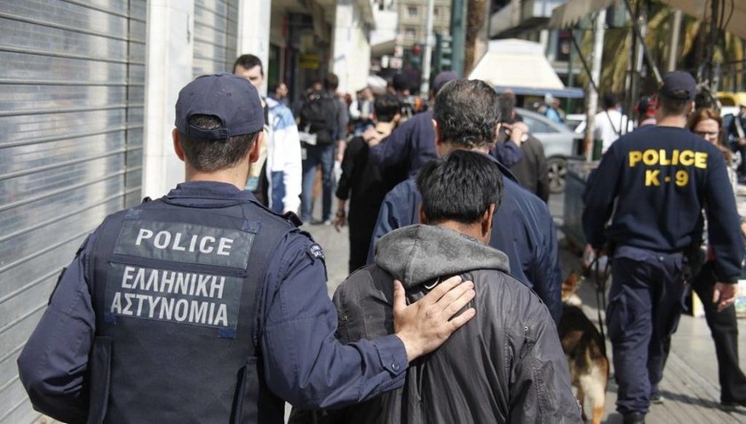 Θεσσαλονίκη: Κύκλωμα κρατούσε φυλακισμένους 65 μετανάστες σε αποθήκη