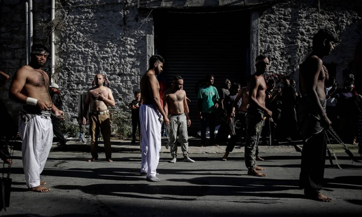Πειραιάς: Σιίτες μουσουλμάνοι αυτομαστιγώνονται για να γιορτάσουν την Ασούρα (ΣΚΛΗΡΕΣ ΕΙΚΟΝΕΣ)