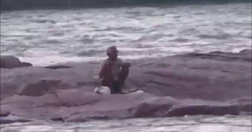 Ινδία: Δείτε την διάσωση άντρα που είχε «κολλήσει» σε πλημμυρισμένο ποτάμι (vid)