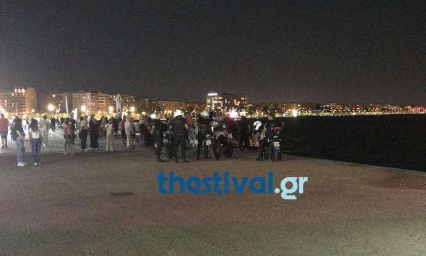 Θεσσαλονίκη: Έπεσαν στον Θερμαϊκό την ώρα που επιβιβάζονταν στο πλοίο «Κωνσταντής» (pics)